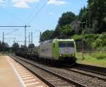 185 532-9 von Captrain zieht am 13. Juni 2014 einen leeren Langschienenzug in den Bahnhof Kronach.