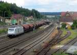 76 109 von Raildox zieht am 26. Juni 2014 einen Düngezug durch Kronach in Richtung Lichtenfels.