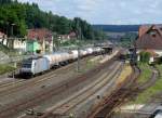 185 673-1 von Railpool / Floyd steht am 01. August 2014 mit einem Gaskesselwagenzug auf Gleis 4 im Bahnhof Kronach.