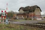 Der WSSB-Bahnübergang und das Bahnhofsgebäude von Mühlanger (ehemals Prühlitz) am 15.