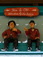 Im Wartebereich des Bahnhofes in Pfronten-Steinach sind auch Stan & Oli zu finden. (November 2023)