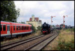 012100 fährt mit einem Schnellzug am 2.10.2005 in Landau ein.