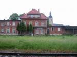 Das Bahnhofsgebude von Laucha. Heute sind dort ein Reisebro und eine Kneipe untergebracht.