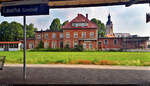 An richtiger Stelle angehalten:  Bahnsteig und ehemaliges Empfangsgebäude des Bahnhofs Laucha(Unstrut), gesehen aus dem Zugfenster.
