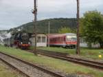 DR 50 3708-0 mit Sonderzug von Freyburg (Unstrut) nach Halberstadt und DB 928 599-0 als RB von Nebra nach Naumburg (Saale) Hbf im Bahnhof Laucha (Unstrut); 08.09.2007   