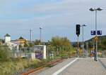 Das Lichtsignal am Bahnsteig 2 in Laucha (U), am 07.10.2023.