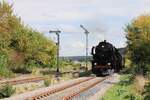 Die 52 8079-7 der Leipziger Dampf KulTour mit dem DZ 88309  Salzland-Express  von Magdeburg Hbf nach Karsdorf Bbf, am 13.09.2025 in Laucha (U). Die Eisenbahnfreunde vom Traditionsbahnbetriebswerk Stafurt e.V. kamen zum Winzerfest Freyburg ins Unstruttal.