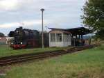 Der Bahnsteig in Laucha (Unstrut) mit wartenden Sonderzug von Freyburg (Unstrut) nach Halberstadt; 08.09.2007  