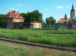 Bahnhofsgebude und die ehemalige Verladerampe in Laucha (Unstrut); 13.05.2008