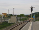 Neue Sicherungstechnik am 21.05.2016 am Bahnübergang zwischen Schnittstelle und Bahnsteig in Laucha.