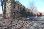 Der ehemalige Bahnhof Lauchhammer-Ost im Zustand April 2025 von der Gleisseite.