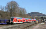 Ein Regional-Express nach Frankfurt (Main) Hbf durchfährt zum Aufnahmezeitpunkt den Bahnhof Laufach ohne Halt.
