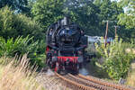 Lok 114 703 als Zuglok und Schlusslok 86 1744 am historischen Reisezug in Lauterbach. - 30.07.2021 - Am Bahnübergang aufgenommen.
