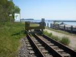 Wenige Meter vor dem Greifswalder Bodden endet das Dreischienengleis in Lauterbach Mole.