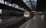 223 054-8 von der MRB steht am 16.04.2017 mit dem RE 81284 (Leipzig Hbf - Chemnitz Hbf) in Leipzig. Nebenan auf dem Museumsgleis steht die E44 046