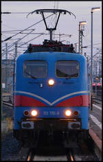 SRI 151 170-8 am 06.12.2025 auf Gleis 8a in Leipzig Hbf. Hinter der E-Lok verstecken sich  zwei schadhafte V60 (362 849 & 363 814).
