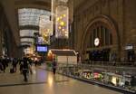 Die weihnachtlich geschmückte Bahnhofshalle am 23.12.2025 in Leipzig Hbf.