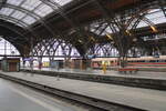 Die große Bahnhofshalle mit dem Bahnsteig 9 im Vordergrund, am 23.12.2025 in Leipzig Hbf.