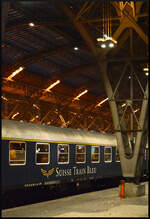 Zum Jahreswechsel (29.12.2025 – 02.01.2026) veranstaltete TR Trans Rail – ZRT Bahnreisen (Schweiz) eine Silvesterfahrt im Extrazug von Bern nach Leipzig. Der Sonderzug, gebildet aus je drei Waggons des „Prestige Continental Express“ und „Suisse Train Bleu“, wurde von der schweizerischen Re 4/4 11387 alias 421 387 (91 85 4421 387-2 CH-IRSI) befördert. Hier der Reisezugwagen „Suisse Train Bleu“ 56 80 10-40 360-4 Am D-IRSI.