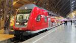 Mit Steuerwagen voraus ging es am 25.11.2022 mit dem RE10 von Leipzig Hbf nach Cottbus. Hier sieht man den Zug am Leipziger Hbf. Hinten schiebt 112 146.
