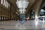 Blick in die bereits weihnachtlich geschmückte Halle des Querbahnsteigs in Leipzig Hbf.
 [31.10.2017 | 12:48 Uhr]