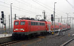 363 170 zieht am 21.12.17 den aus Berlin gekommenen Pbz 2467 als Rangierfahrt durch das Gleisvorfeld des Leipziger Hbf.