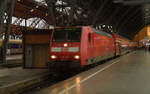 146 021 wartet am 21.12.17 im Hauptbahnhof Leipzig auf die Abfahrt mit ihrem RE nach Dresden.