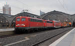 115 261 wartet am 21.12.17 mit dem PbZ 2487 nach München im Leipziger Hbf auf die Ausfahrt Richtung Halle(S). Der Zug bestand aus den Wagenloks 115 459 und 111 115, sowie 2 Dosto und 5 IC-Wagen. 