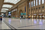 Leipzig Hbf: Impressionen eines Bahnknotens  Blick von westlicher Richtung auf den großzügig angelegten Querbahnsteig.