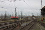 Blick vom Bahnsteig auf das Gleisvorfeld in Leipzig Hbf am 13.02.2023. Dort standen DB 101 139-4 + 101 xxx abgestellt.