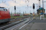 Blick vom Bahnsteig 18 in Leipzig Hbf auf das Gleisvorfeld mit einigen abgestellten Loks, am 11.05.2024.