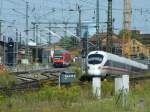 Tz 1115  Coburg  als ICE 1557 verschwindet auf der Fart zum Ziel Dresden Hbf im Gleisvorfeld des Leipziger Hbf. Die Unterfhrung ist gerade im kreuzungsfreien Verkehr gut gelegen, ist aber leider nur noch eine von ehemals zwei. 
Im Hintergrund sieht man die S10 aus Halle/saale kommend.
Um die beiden Zge herum wird fleiig gebaut fr den  Leipziger City-Tunnel . 
Leipzig, der 7.8.08