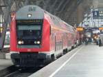 Eine Nahaufnahme des RE-Zuges nach Magdeburg Hbf.