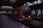 Bf Leipzig Hbf Gl 4, Umbausteuerwagen DABbuzfa am ersten Tag des S-Bahnprobebetriebes (mit Fahrgsten) nach Halle ber die neue Streckenfhrung ber Gohlis (5.12.2004).