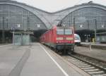 Hier 143 879-5 mit einem RE5 von Halle(Saale) Hbf. nach Leipzig Hbf., bei der Einfahrt am 14.5.2010 in Leipzig Hbf.