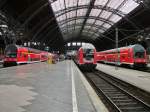 3xDoppelstock im Leipziger Hbf. Rechts auf Gleis 11 der RE nach Hoyerswerda, in der mitte auf Gleis 12 die RB nach Lutherstadt Wittenberg und links auf Gleis 13 der RE nach Halle(Saale)Hbf. Gesichtet am 12.Mai 2012