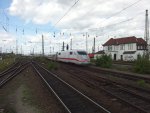 ICE 892  Hanau  schlängelt sich hier durch nach Kiel Hbf.Aufgenommen am 17.05.2012 in Leipzig