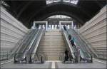 Auf halber Höhe - 

bzw. in halber Tiefe. Blick vom Zwischengeschosses im Atrium des Tiefbahnhofes hinauf zur Halle des Leipziger Hauptbahnhofes. 

02.02.2014 (M) 