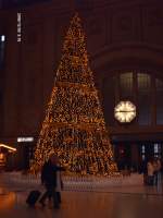 -FROHE WEIHNACHTEN- heit das Motto auf dem Leipziger Hauptbahnhof.