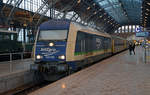 223 152 wartet mit einem RE nach Chemnitz am 04.02.17 in der Halle des Leipziger Hauptbahnhofes auf die bevorstehende Abfahrt.