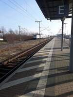 Hier fährt der DB Intercity Richtung Bremen auf dem Umgehungsgleis am Bahnhof Leipzig -Messe vorbei.