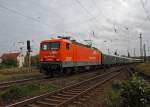 143 001 durchfhrt am 10.10.2009 mit dem Sonderzug des LDC aus Cottbus zum Eisenbahnfest nach Weimar, den Bahnhof Leipzig-Leutzsch. Die Farbgebung der Lok finde ich gewhnungsbedrftig, als  White Lady  machte sie einen wesentlich attraktiveren Eindruck.