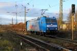 185 510-5 der HLG (Holzlogistik & Gterverkehr Bebra) zieht einen Holzzug durch Leipzig-Leutzsch. (28.11.2009)