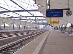 Der nagelneue Bahnhof am Flughafen Leipzig/Halle war am 21.03.2004 noch nicht komplett funktionsfhig, man sieht es an der Uhr.