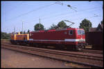 DB 143936 bringt hier am 26.7.1995 die FVE Diesellok V 61 zur TWE Werkstatt nach Lengerich und ist hier mit ihrer Fuhre im Bahnhof Lengerich angekommen.