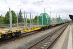 Abgestellte Schwaiger Holzindustrie Innofreight Sggmrrs, am 04.05.2024 im Bahnhof Lichtenfels. 