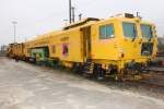 Dreischwellenstopfmaschine 09-3X und Schotterplaniermaschine SSP 110 SW von Plasser und Theurer der Firma J. Hubert aus Nrnberg stehen im Lichtenfelser Bahnhof am 08.04.2012.