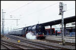 Im Rahmen der Plandampftage fährt hier 01118 mit dem RB nach Gießen am 3.10.2002 um 9.20 Uhr in Limburg ein.