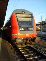Hier steht ein dreiteiliger Dost Zug der dritten Generation (allerdings ohne Mg und TAV) als SE20 nach Frankfurt(Main)Hbf am 15.1.2012 in Limburg(Lahn). Im Hintergrund ist noch ein HLB LINT nach Fulda zu erkennen, der seine Reise kurze Zeit nach dem SE beginnen wird.