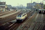 Im April 1982 rangiert die ehemalige Gasturbinen-Lok 219 905-8 im Hauptbahnhof Lindau